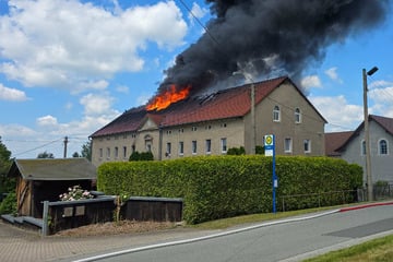 Große Rauchwolke in Ostsachsen: Mehrfamilienhaus in Flammen