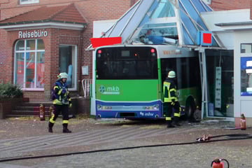 Linienbus scheppert in Reisebüro: Fahrer schwer verletzt