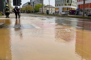 Leipzig: Wasserrohrbruch in Leipzig: Wichtige Straße unterspült und tagelang gesperrt, Trams umgeleitet