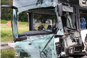 Schlimmer Unfall bei Wolgast mit 14 Verletzten: B111 gleicht einem Trümmerfeld