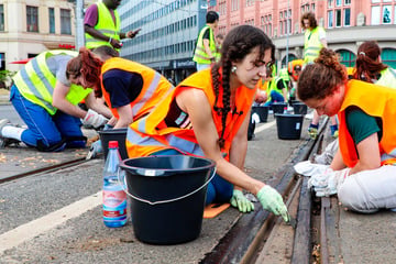 Leipzig: Helden auf Knien: Hier kratzen Leipziger unsere verklebten Gleise frei