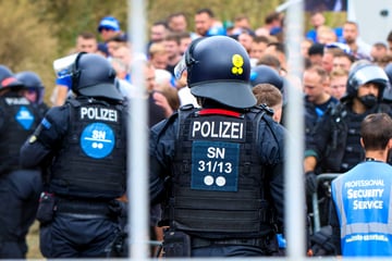 17 Strafanzeigen: Polizei beim Pokalspiel Lok Leipzig gegen Schalke im Dauereinsatz