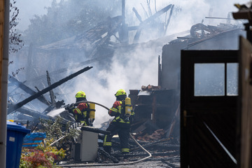 Großeinsatz im Ilm-Kreis: Feuerwehrleute müssen nach stundenlanger Arbeit abgelöst werden