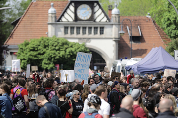 Satire-Demo zieht wieder durch Grunewald: "Wenn die letzte Villa gewichen ist"