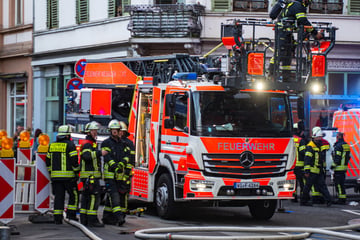 Brand in Küche von Cafe: Ein Verletzter, Fritteuse bereitet Feuerwehr Probleme