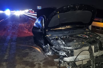 Unfall A9: Vollsperrung auf A9 bei Leipzig: Mercedes gerät ins Schleudern