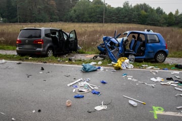 Tödlicher Unfall: VW-Fahrer mit Frau und Kindern an Bord kracht in Gegenverkehr