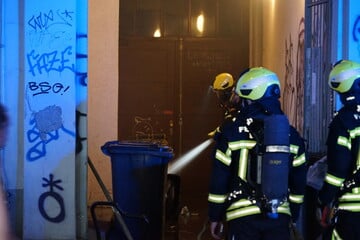 Leipzig: Einsatz in Leipziger Hauseingang: Feuerwehr muss brennende Mülltonnen löschen