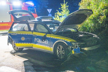 Streifenwagen in Unfall verwickelt: Zwei Polizisten müssen ins Krankenhaus