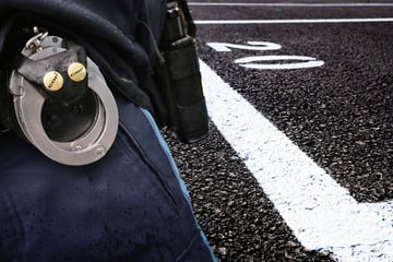 Stellplatz zugeparkt: Suff-Fahrer beschädigt Lieferfahrzeug und beleidigt Mitarbeiter