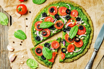 Schnelle Zucchinipizza: Rezept für Low Carb Pizza mit Zucchiniboden