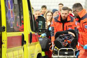 Nationaltrainer nach Sturz bewusstlos: Länderspiel zwei Stunden unterbrochen