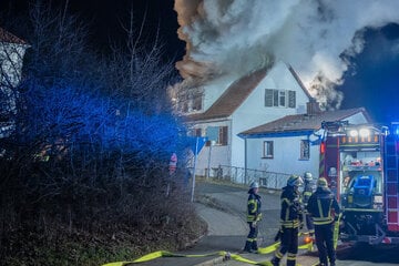 Dach brennt lichterloh: Sieben Menschen fliehen vor Feuer, Löschwasser gefriert