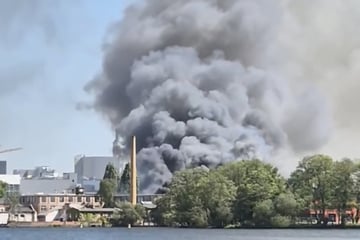 Berlin: Riesige Rauchwolke über Berlin-Spandau: Autowerkstatt steht komplett in Flammen!