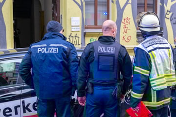 Leipzig: Mülltonne in Hauseingang geschoben und angezündet? Polizei ermittelt nach Brand