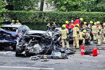 Mann rast in fünf geparkte Autos: Lebensgefahr!