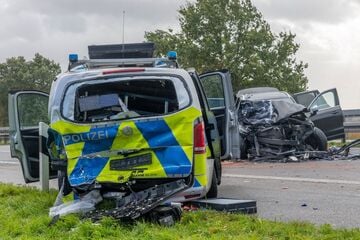 Unfall A3: Auto kracht auf A3 in Polizeiwagen: Ein Mensch schwer verletzt