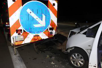 Unfall A4: Transporter kracht auf A4 in Schilderwagen