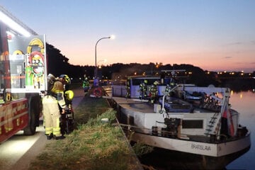 Besatzung evakuiert: Frachtschiff auf der Donau in Flammen, ein Mensch verletzt