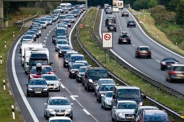 Staus zum Ferienende: Blechlawine rollt durch Bayern