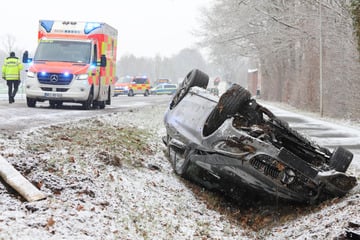 Mit Sommerreifen unterwegs! Auto überschlägt sich und landet im Graben