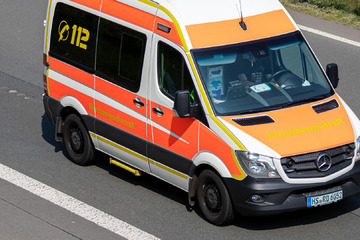 Unfall A14: A14: Transporter kracht in Sattelzug - Fahrer stirbt vor Ort