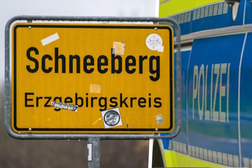 Zwei Fußgänger im Erzgebirge angefahren: Beide Fahrer flüchten vom Unfallort
