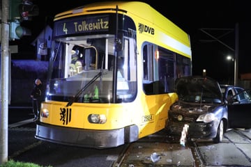 VW Polo rammt Straßenbahn von den Gleisen