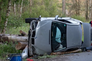 Zu schnell unterwegs? BMW kracht gegen Holzstoß und kippt um