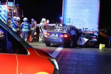 Unfall A4: BMW kracht ungebremst in Lkw: Auto verkeilt sich unter Auflieger