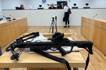 Im Suff mit Armbrust getötet: 25-Jähriger muss sich vor Gericht verantworten