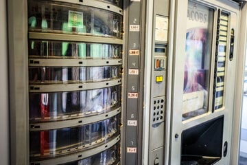 Automat beklaut Mann, der ruft die Polizei
