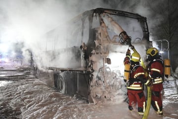 Reisebus brennt vollständig aus: Wurde das Feuer gelegt?