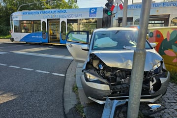 Seat kollidiert mit Linie 7 auf Ammonstraße, kracht gegen Mast