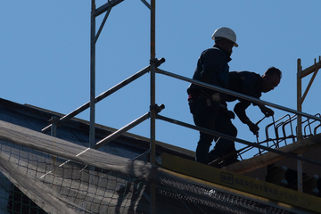 Tragischer Unfall: Mann stürzt bei Dacharbeiten in den Tod
