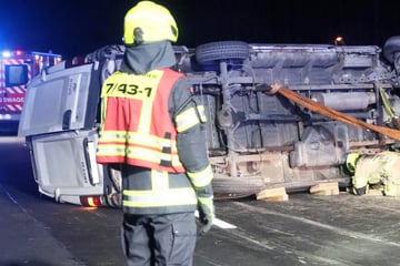 Unfall A: Mehrere Verletzte bei Unfall auf A10: Kleintransporter landet auf der Seite