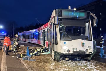 Polizeiauto kracht in Straßenbahn: Drei Verletzte