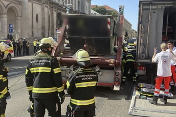 Unfall fordert Rettungskräfte: Rollerfahrer zwischen zwei Lkw eingeklemmt