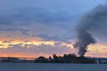 Feuer-Alarm im Osten von Regensburg: Lagerhalle brennt, NINA warnt vor Rauchgasen