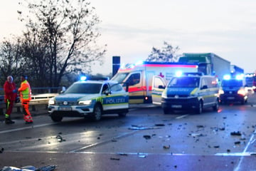 Unfall A9: A9 stundenlang gesperrt! Ford verursacht Unfall mit mehreren Fahrzeugen