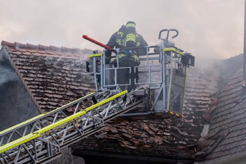 Feuerwehr-Großeinsatz in Südhessen: Einfamilienhauses brennt lichterloh!
