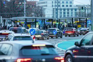 Rentner rutscht vom Bremspedal: Crash mit fünf Autos am Hauptbahnhof