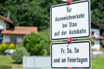 Unfall A8: Stau umfahren verboten! Landkreis sperrt Autobahn-Abfahrten für Schleichverkehr