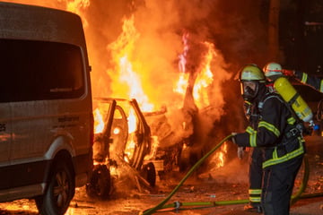 Hamburg: Brandstiftung? Smart und Kleinbus fallen Flammen zum Opfer