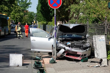 Drei Verletzte bei Unfall mit Laterne: Feuerwehr muss Gas-Leck stopfen