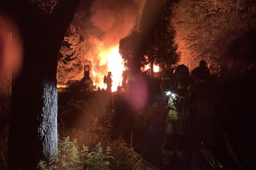 Gartenhaus fackelt im Rheinland ab - Flammen drohen auf Wald