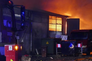 Lagerhalle in Flammen, Dach eingestürzt: Feuerwehr mit 130 Kräften im Einsatz