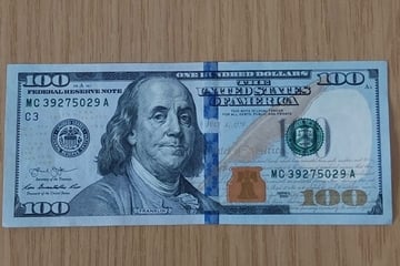 Mann will 100-Dollar-Schein einzahlen: Damit hat er nicht gerechnet