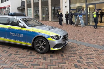 Mit Hubschrauber: Polizei sucht flüchtige Täter nach Raubüberfall