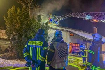 Anwohner durch Alarm aufgeschreckt: Hausbrand verursacht hohen Schaden